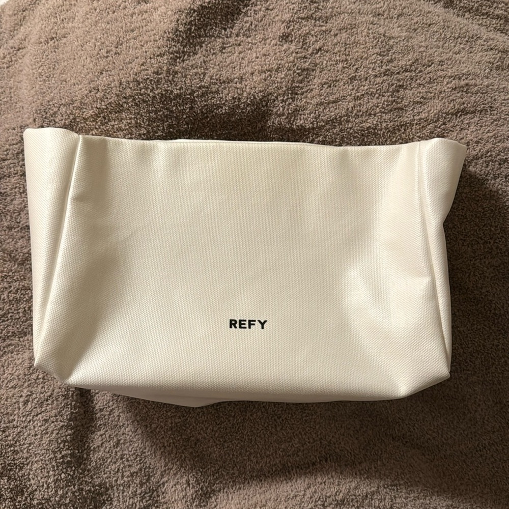Refy makeup bag